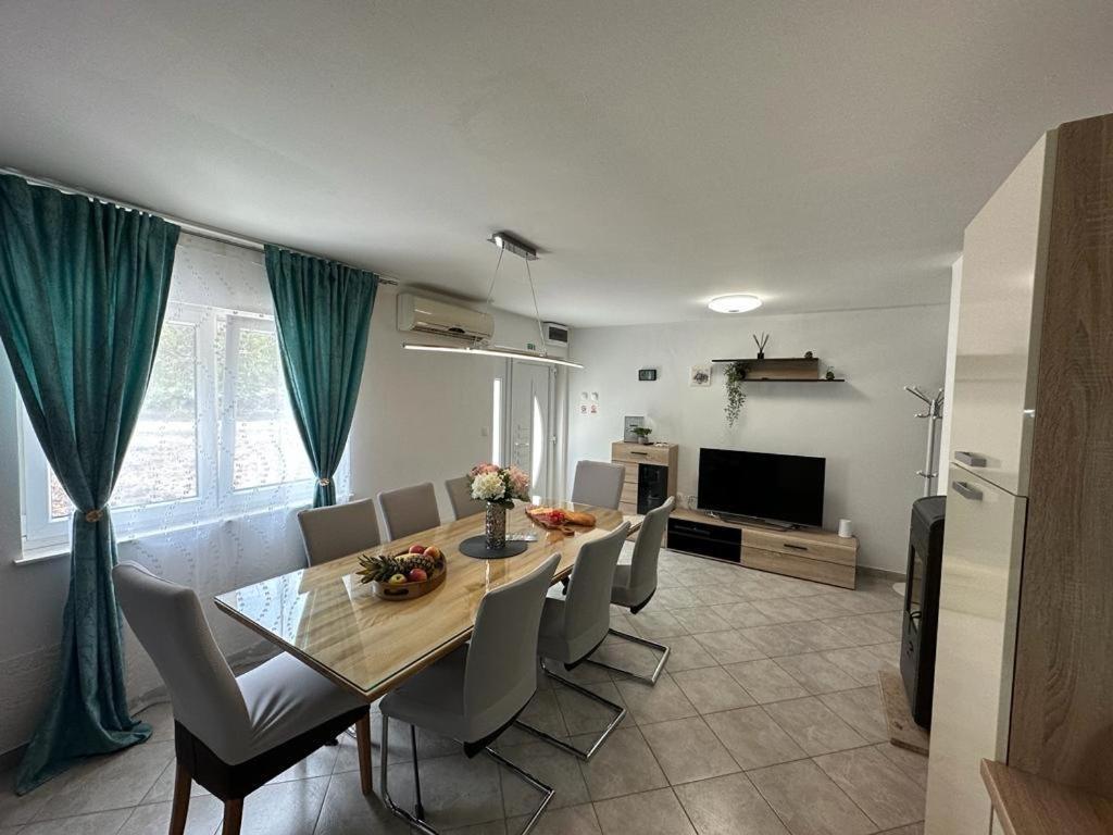 אומיס Villa Green Hill, Cista Velika, Imotski מראה חיצוני תמונה